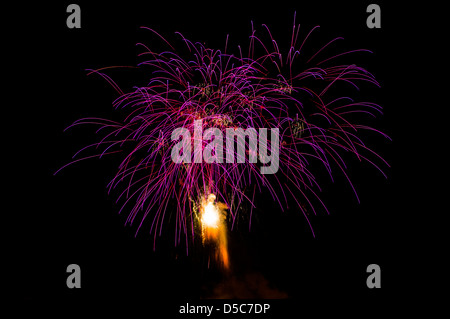 mehreren Feuerwerk gegen einen schwarzen Himmel Stockfoto