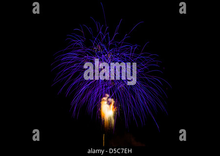 mehreren Feuerwerk gegen einen schwarzen Himmel Stockfoto