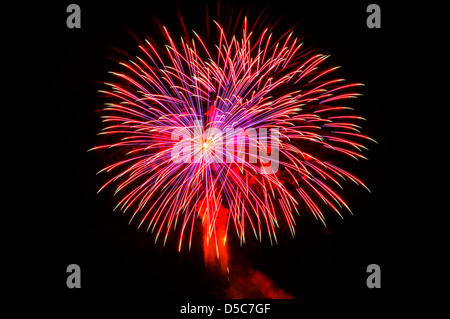 mehreren Feuerwerk gegen einen schwarzen Himmel Stockfoto