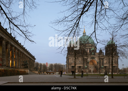 Berlin, Deutschland, und Altes Museum Berliner Dom im Herbst Stockfoto