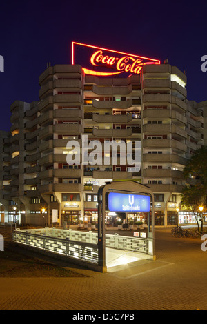 Berlin, Deutschland, mit Coca-Cola-Werbung auf dem Dach vorgefertigt Stockfoto