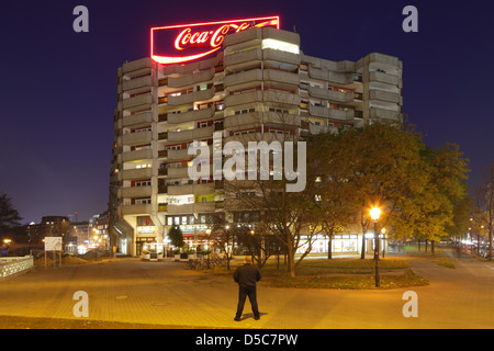 Berlin, Deutschland, mit Coca-Cola-Werbung auf dem Dach vorgefertigt Stockfoto
