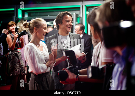 Janin Reinhardt und Kostja Ullmann Freund bei der Vorstellung des Filmfest Hamburg mit der Premiere von "Auf Wiedersehen" an Stockfoto