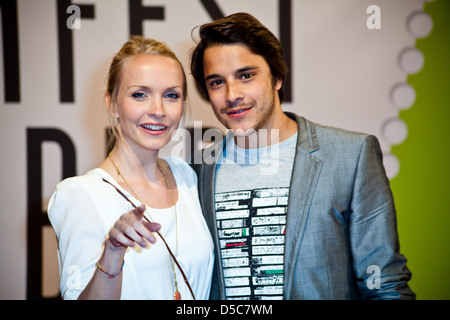 Janin Reinhardt und Kostja Ullmann Freund bei der Vorstellung des Filmfest Hamburg mit der Premiere von "Auf Wiedersehen" an Stockfoto