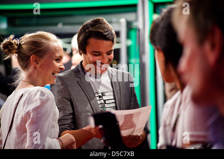 Janin Reinhardt und Kostja Ullmann Freund bei der Vorstellung des Filmfest Hamburg mit der Premiere von "Auf Wiedersehen" an Stockfoto