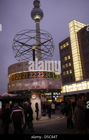 Berlin, Berliner Fernsehturm und Weltzeituhr auf dem Alexanderplatz Stockfoto