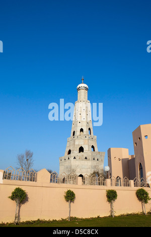 Rosa Wänden und hoch aufragende Architektur des Denkmals Baba Banda Singh Bahadur in Punjab, Indien Stockfoto