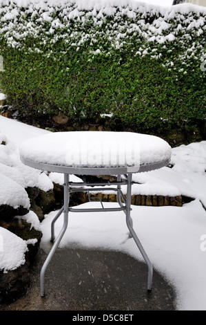 Terrasse-Tisch mit Schnee bedeckt Stockfoto