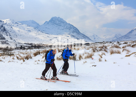 Skifahrer Kopf in Carneddau Berge von Snowdonia nach starkem Schneefall mit Blick auf Tryfan Berg in Ogwen, North Wales, UK Stockfoto