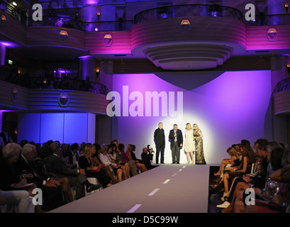 Hans M. Bachmayer, Dr. Ludwig Spaenle, Dr. Beate Merk und Susanne Wiebe Susanne Wiebe Fashion Show Bayerischer Hof Hotel. Stockfoto