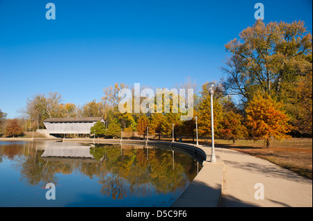 Brownsville Covered Bridge, befindet sich in Mill Race Park in Columbus, Indiana, wurde ursprünglich von Union County, Indiana verlegt. Stockfoto