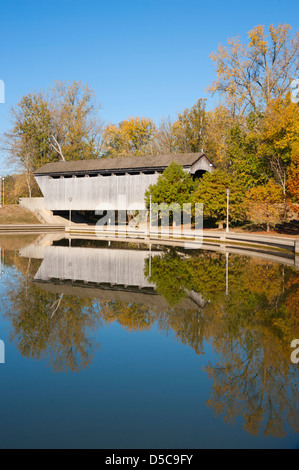 Brownsville Covered Bridge, befindet sich in Mill Race Park in Columbus, Indiana, wurde ursprünglich von Union County, Indiana verlegt. Stockfoto