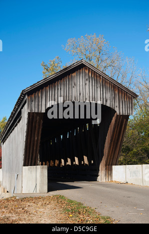 Brownsville Covered Bridge, befindet sich in Mill Race Park in Columbus, Indiana, wurde ursprünglich von Union County, Indiana verlegt. Stockfoto