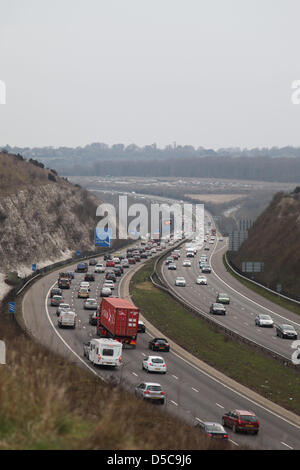 Winchester, UK. 28. März 2013 - Ostern Feiertag Verkehr auf der M3 zwischen den Anschlussstellen 10 & 11 in der Nähe von Winchester, Hampshire Stockfoto