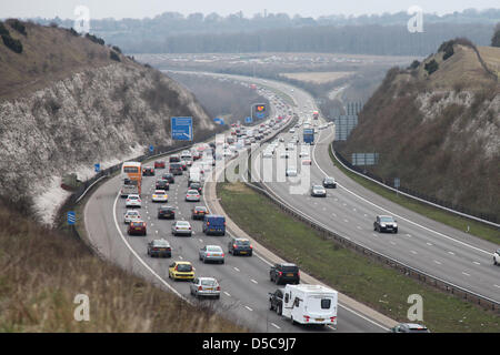 Winchester, UK. 28. März 2013 - Ostern Feiertag Verkehr auf der M3 zwischen den Anschlussstellen 10 & 11 in der Nähe von Winchester und Anna, Hampshire Stockfoto