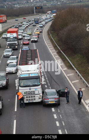 Winchester, UK. 28. März 2013 - Unfällen auf der Autobahn M3 zwischen JCT 10 & 11 in Hampshire unter Einbeziehung eines Sattelschleppers und ein Renault Laguna. Niemand schien, aber der Vorfall verletzt werden Staus verursacht eine Stunde lang. Stockfoto