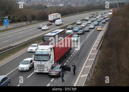 Winchester, UK. 28. März 2013 - Unfällen auf der Autobahn M3 zwischen JCT 10 & 11 in Hampshire unter Einbeziehung eines Sattelschleppers und ein Renault Laguna. Niemand schien, aber der Vorfall verletzt werden Staus verursacht eine Stunde lang. Stockfoto