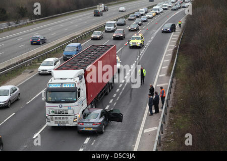 Winchester, UK. 28. März 2013 - Polizei & Autobahnpolizei, die Teilnahme an einem Zwischenfall auf der Autobahn M3 zwischen JCT 10 & 11 in Hampshire unter Einbeziehung eines Sattelschleppers und ein Renault Laguna. Niemand schien, aber der Vorfall verletzt werden Staus verursacht eine Stunde lang. Stockfoto