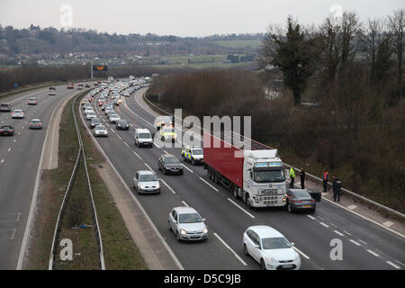 Winchester, UK. 28. März 2013 - Polizei & Autobahnpolizei, die Teilnahme an einem Zwischenfall auf der Autobahn M3 zwischen JCT 10 & 11 in Hampshire unter Einbeziehung eines Sattelschleppers und ein Renault Laguna. Niemand schien, aber der Vorfall verletzt werden Staus verursacht eine Stunde lang. Stockfoto