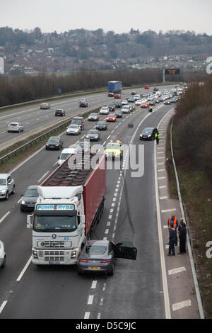 Winchester, UK. 28. März 2013 - Polizei & Autobahnpolizei, die Teilnahme an einem Zwischenfall auf der Autobahn M3 zwischen JCT 10 & 11 in Hampshire unter Einbeziehung eines Sattelschleppers und ein Renault Laguna. Niemand schien, aber der Vorfall verletzt werden Staus verursacht eine Stunde lang. Stockfoto