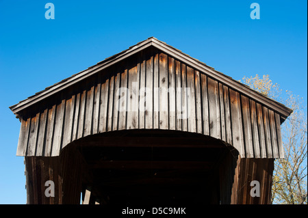 Brownsville Covered Bridge, befindet sich in Mill Race Park in Columbus, Indiana, wurde ursprünglich von Union County, Indiana verlegt. Stockfoto