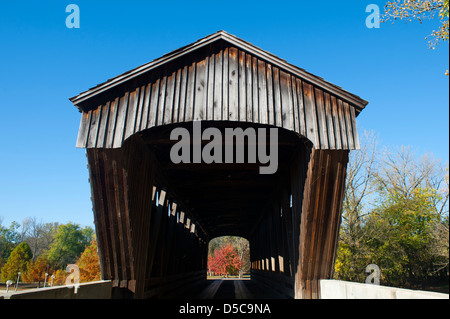 Brownsville Covered Bridge, befindet sich in Mill Race Park in Columbus, Indiana, wurde ursprünglich von Union County, Indiana verlegt. Stockfoto