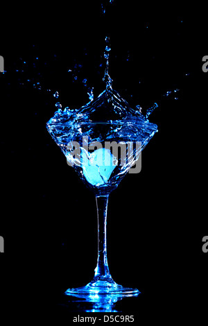 Spritzwasser im Martini-Glas Stockfoto
