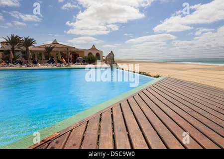 Hölzerne Sonnenterrasse am Infinity-Pool im Iberostar Resort Hotel über Praia de Chaves. Boa Vista Island, Kapverdische Inseln Stockfoto