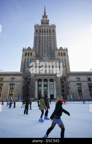 Warschau, Polen, Schlittschuhlaeufer auf einer Eisbahn vor dem Palast der Kultur Stockfoto