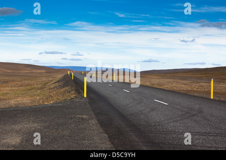 Autobahn durch trockenen Kies Lava Feld Landschaft unter einem blauen Sommerhimmel. Hochland von Central Island. Stockfoto