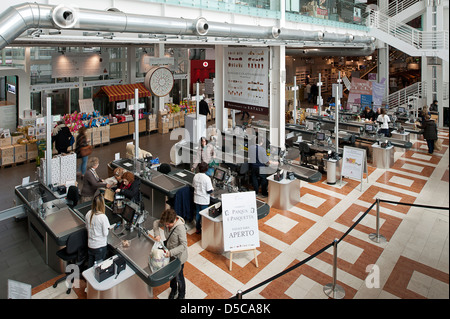 Eataly, Rom. Italian Food Emporium und Restaurants. Das ehemalige Terminal Ostiense. Rom, Italien Stockfoto