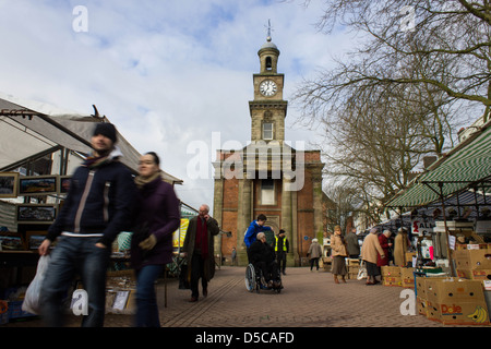 Die Gilden-Halle in Newcastle-under-Lyme mit dem Markt im Vordergrund. Stockfoto