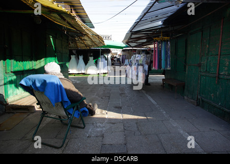 Warschau, Polen, wärmt Händler in der Wintersonne auf dem Basar Rozycki Stockfoto