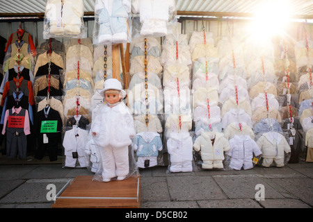 Warschau, Polen, Kinder Puppe an einem Marktstand mit Kinderkleidung Stockfoto