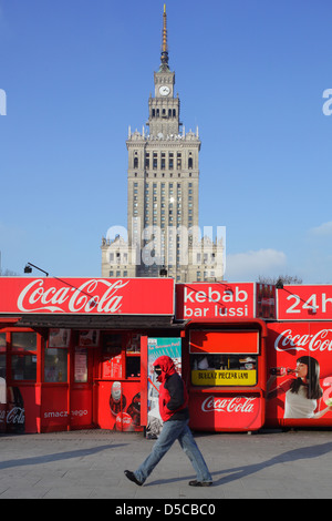 Warschau, Polen, Mittagessen mit einer Coca-Cola-Werbung vor dem Palast der Kultur Stockfoto