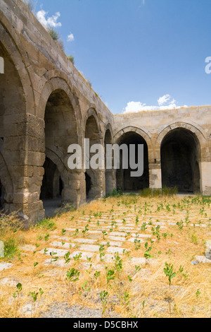 mehrere Bögen und Säulen in der Karawanserei an der Seidenstraße, Türkei Stockfoto