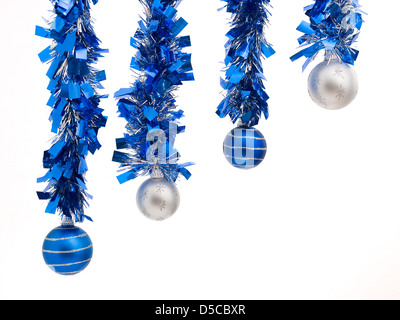 vier Weihnachtskugeln in Diagonale Komposition auf weißem Hintergrund Stockfoto