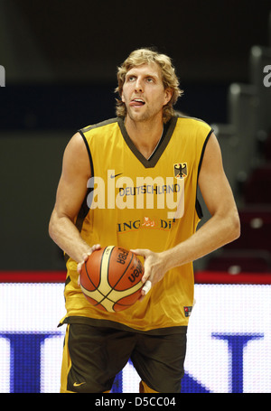 Dirk Nowitzki während der Ausbildung bei der deutschen Basketball-Nationalmannschaft Bremen Arena, Tag vor dem Spiel gegen Bosnien und Stockfoto