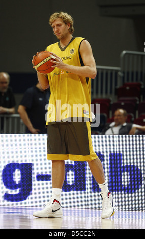 Dirk Nowitzki während der Ausbildung bei der deutschen Basketball-Nationalmannschaft Bremen Arena, Tag vor dem Spiel gegen Bosnien und Stockfoto