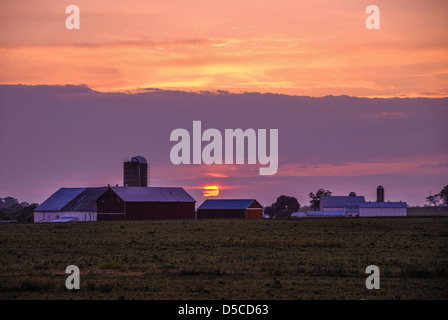 Die Farben des Sonnenuntergangs bieten eine schöne Kulisse für die pastorale Szene einer amischen Bauernhof in Lancaster County, Pennsylvania, USA. Stockfoto
