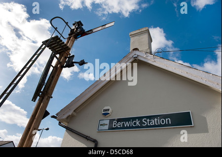 Berwick Railway Station, signalisieren mit Zeichen und alte Semaphor, East Sussex, UK Stockfoto