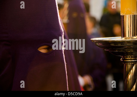 Eines der Nazareños warten zu Beginn der Prozession während der Osterwoche, der Semana Santa in Mijas, Provinz Malaga, Spanien. Stockfoto