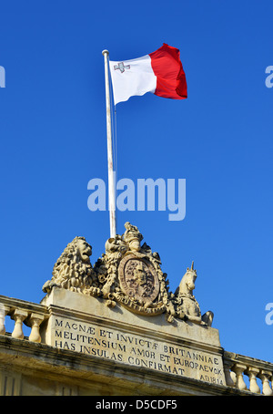 Flagge von Malta auf dem Schlossplatz Main Guard, Valletta, Malta. Stockfoto