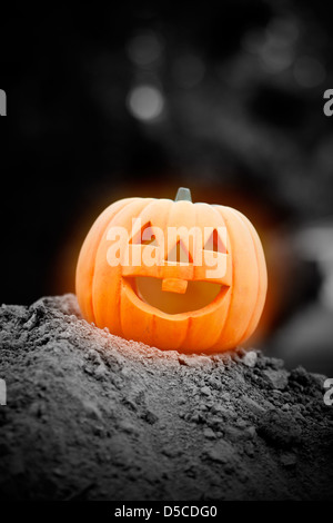 Leuchtenden Halloween Kürbis auf dunklem Hintergrund Stockfoto