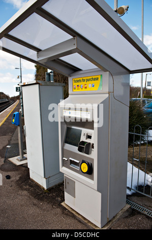 Ticket-Automaten bei Berwick Railway Station, East Sussex, UK Stockfoto