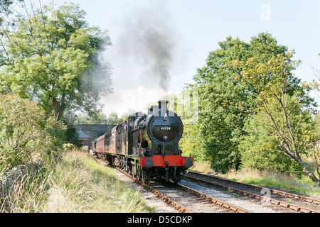 Dampflok zieht einen Personenzug auf der Keighley und Wert Eisenbahn in Haworth, Yorkshire, England Stockfoto