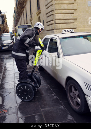 Polizist regelt den Verkehr auf einem Segway in Valletta, Malta. Stockfoto