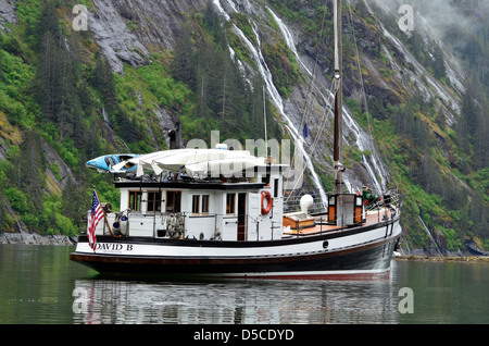 David B, verwendet ein restauriertes Boot für cruising Touren in Fords Terror, Alaska. Stockfoto