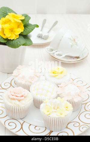 Gemischte Cupcakes in einem Pastell, shabby chic-Stil mit Sugarcraft Dekorationen Stockfoto