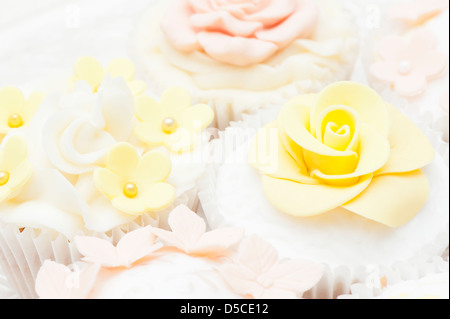 Gemischte Cupcakes in einem Pastell, shabby chic-Stil mit Sugarcraft Dekorationen Stockfoto